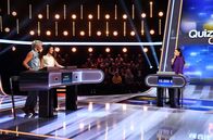 Quizduell-Olymp – Moderatorin Esther Sedlaczek (r.) mit den Kandidatinnen des Teams "Brisant": Camilla Senjo (l.) und Marwa Eldessouky (2.v.l.).
