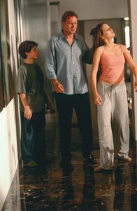 The Glass House – Die Situation zwischen Terry Glass (Stellan Skarsgård, M.) und seinen Pflegekindern Ruby (Leelee Sobieski, r.) und Rhett (Trevor Morgan, l.) eskaliert.