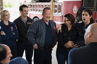 Chicago Fire – Chicago Fire Staffel 8 Folge 9 Zurück im Kreis der Freunde: Kara Killmer als Sylvie Brett, Alberto Rosende als Blake Gallo, Christian Stolte als Mouch, Monica Raymund als Gabriela Dawson, Miranda Rae Mayo als Stella Kidd Copyright: SRF/2019 NBC Universal