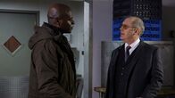 The Blacklist – Dembe Zuma (Hisham Tawfiq, l.) und Raymond 'Red' Reddington (James Spader, r.)