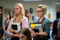 Bombshell - Das Ende des Schweigens – Der Alltag bei Fox News gibt der Newcomerin Kayla Pospisil (Margot Robbie, l.) und ihrer Kollegin und Freundin Jess Carr (Kate McKinnon, r.) immer wieder Anlass zum Staunen.