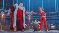 Elliot, das kleinste Rentier – Santa Claus (l.), Mrs. Claus (r.)