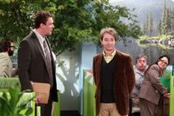 How I Met Your Mother – Als Marshall (Jason Segel, l.) sieht, wie schwach sein neuer Boss Garrison Cootes (Martin Short, r.) an die Einigung mit einem großen Unternehmen herangeht, nimmt er sich der Angelegenheit selbst an. Doch ist das ein wirklich guter Plan?
