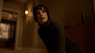Mama – Seitdem sie die Neffen ihres Freundes bei sich aufgenommen haben, wird Annabel (Jessica Chastain) von Albträumen und einer schattenhaften Gestalt tyrannisiert ...