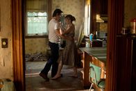 Labor Day – Kommen sich näher, obwohl der von ihr aufgegabelte Anhalter sich als entflohener Sträfling entpuppt: die alleinerziehende Mutter Adele (Kate Winslet, r.) und der verschlossene Frank (Josh Brolin, l.) ...