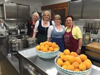 Verrückt nach Fluss – Die Passagierinnen Claudia Löb und Eveline Paschke im Restaurant der Familien Aufreiter in Krems an der Donau. Sie machen Marillenknödel.