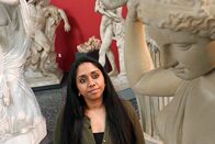 Puls – «Puls»-Host Tama James Vakeesan studiert den Gesichtsausdruck einer antiken Statue.