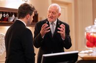 Sturm der Liebe – Fritz (Thimo Meitner, l.) besteht Alfons (Sepp Schauer, r.) Test.