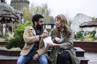 Back to Life – Billy (Adeel Akhtar) und Miri (Daisy Haggard) kommen sich näher.