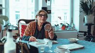 Die Chefin – Wenn sie dicke Brillengläser und Lupe benötigt, kann Nachbarin Ingeborg Schuster (Christiane Blumhoff) doch nichts Relevantes vor dem Mord gesehen haben, oder?