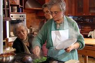 Zu Tisch ... – Teresa Vastano (re.) kocht gemeinsam mit ihren Freundinnen Clara (Mi.) und Filomena (li.) Kohl und Bratwürste.