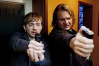 Danni Lowinski – Damit Dustin, seine gerechte Strafe erhält, schrecken Nils (Tino Mewes, l.) und Hannes (Oliver Fleischer, r.) vor nichts zurück ...