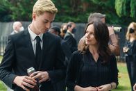 Tell me everything – Jonny (Eden H. Davies) und seine Mutter Ann (Clare Calbraith) nehmen auf der Beerdigung Abschied von Vater und Ehemann.