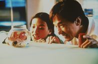 Under Control – Bereits nach kurzer Zeit entspinnen sich zarte Bande zwischen Bu (Shu Qi, l.) und C. N. (Jackie Chan, r.) ...