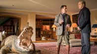 SOKO München – Arthur Bauer (Gerd Silberbauer, l.) stattet Elmar Dannenberg (Max Tidof, r.) einen Besuch zu Hause ab.