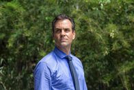 Deadly Tropics – Als Staatsanwalt tritt Alexandre Peskine (Xavier Robic) höflich und seriös auf. Doch sein wahrer Charakter kommt bald ans Licht.