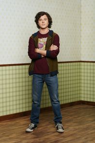 The Middle – Axl (Charlie McDermott) kann faul, selbstsüchtig und gemein zu seinen Geschwistern sein, doch ganz tief innen drin schlummert auch in ihm ein guter Kern ...