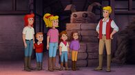 Bibi und Tina – Bibi (3.v.l.) und Tina (l.) bitten Holger (r.), sich um die jungen Ferienkinder zu kümmern.