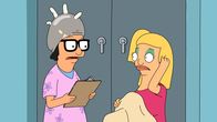 Bob's Burgers – Tina (l.) bietet der Schulkrankenschwester ihre Unterstützung an und wird auch gleich in einen Skandal verwickelt, denn Tammy (r.) ist nicht die einzige, die plötzlich Läuse zu haben scheint ...