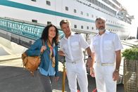 Das Traumschiff – Gespannt warten Hoteldirektorin Hanna Liebhold (Barbara Wussow, l.), Dr. Sander (Nick Wilder, M.) und Staff-Kapitän Martin Grimm (Daniel Morgenroth, r.) auf die neuen Gäste.