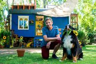 Löwenzahn – Fritz (Guido Hammesfahr) hat begonnen Sonnenblumen zu züchten. Da wird es doch kein Problem für ihn und Hund Keks sein, zusätzlich auch noch auf Mehris einzigartige Sonnenblume "Golsan" aufzupassen, oder etwa doch?