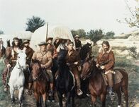 Lederstrumpf – CAPE TOWN, SÜDAFRIKA- Von links nach rechts (Schauspieler) Dale Zelko mit (Stuntman). (Bildnachweis: National Geographic Channels/Charlie Sperring)