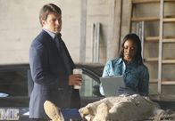 Castle – Wer hat die junge Studentin Jane Herzfeld erschossen und anschließend einbetoniert? Lanie Parish (Tamala Jones, r.) und Richard Castle (Nathan Fillion, l.) versuchen, Hinweise auf den Täter zu finden ...