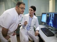 In aller Freundschaft – Hans-Peter Brenner (Michael Trischan) hat in der ganzen Klinik nach Peter Merz gesucht. Bei der Auswertung der Röntgenaufnahmen entdeckt Dr. Elena Eichhorn (Cheryl Shepard), dass die Aortenwand bei ihm gerissen ist. Vermutlich ist der Kampfmittelbeseitiger zurück auf die Baustelle gefahren, um die Bombe zu entschärfen - er schwebt in Lebensgefahr. Elena entschließt sich, mit dem Notarztwagen ins Sperrgebiet zu fahren.