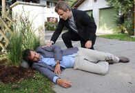 Sturm der Liebe – ARD STURM DER LIEBE FOLGE 1650 Uhr im ERSTEN. Nils (Florian Stadler, l.) ist bewusstlos, nachdem Martin (David Paryla, r.) ihn aus Notwehr zu Boden gestoßen hat.