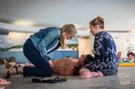Praxis mit Meerblick – Nora Kaminski (Tanja Wedhorn, l.) und Vera (Nadja Engel) retten den „roten Büffel“ Paul (Joachim Nimtz).