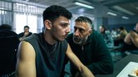Asbest – Im Knast: Der „Kurde“ (Kida Khodr Ramadan, re.) macht Momo Kaval (Xidir Koder Alian, li.) eine Ansage.