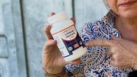 Puls – Puls Host Daniela Lager hält einen Behälter mit Lithium in der Hand.