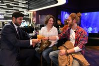 Alles oder Nichts – Nach der Pressekonferenz haben (v.l.n.r.) Tarek (Varol Sahin), Jenni (Anna Mennicken) und Henning (Martin Augustin Schneider) allen Grund zum Feiern ...
