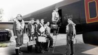 Der Zweite Weltkrieg von oben – Die 617 Squadron besteigt ein Flugzeug für einen Trainingseinsatz. (Imperial War Musuem)