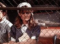 Die Waltons – Cindy (Leslie Winston) ist nach Norfolk gereist, um ihren Mann Ben zu empfangen.