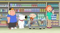 Family Guy – Als Stewie (2.v.r.) von Lois (r.), Chris (l.) und Brian (2.v.l.) zum Einkaufen mitgenommen wird, hält ihn im Supermarkt eine Dame für ein kleines Mädchen - er hat genug davon und fasst daraufhin einen Entschluss.