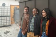 SOKO Stuttgart – Der Schock sitzt tief: Die Ermittlungen rund um den erschossenen Schnapsbrenner Frank Fährmann bringen die Kommissare Jo Stoll (Peter Ketnath, l.), Lea Gomez (Jasmin Gassmann, r.) sowie den Leiter der KTU Jan Arnaud (Mike Zaka Sommerfeldt, M.) in Lebensgefahr. Was hat sich in der Destillerie abgespielt?