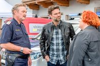 SOKO Kitzbühel – Im Elektrikerbetrieb von Stefanies (Veronika Polly, r.) neuem Freund Gerhard wird einer der Lehrlinge tot aufgefunden. Wie sich für Kroisleitner (Ferry Öllinger, l.) und Lukas Roither (Jakob Seeböck, M.) herausstellt, ist er durch einen absichtlich herbeigeführten Stromschlag gestorben.