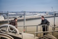 Notruf Hafenkante – Mattes (Matthias Schloo, r.) versucht Roman (Karim Cherif, l.) davon zu überzeugen, nicht zu springen.