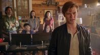 MacGyver – (v.l.n.r.) Russ Taylor (Henry Ian Cusick); Wilt Bozer (Justin Hires); Desi Nguyen (Levy Tran); Matty Webber (Meredith Eaton); Riley Davis (Tristin Mays); Angus MacGyver (Lucas Till)