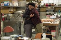 Superior Donuts – Arthur (Judd Hirsch, l.); Franco (Jermaine Fowler, r.)