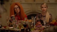 American Horror Story – Myrtle Snow (Frances Conroy, l.); Madison Montgomery (Emma Roberts, r.)