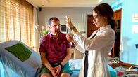 Die Inselärztin – Hotelärztin Filipa (Anja Knauer) behandelt den Hotelgast Karli (Gerhard Wittmann).; ARD Degeto DIE INSELÄRZTIN - NEUSTART AUF MAURITIUS Uhr im ERSTEN. Hotelärztin Filipa (Anja Knauer) behandelt den Hotelgast Karli (Gerhard Wittmann).