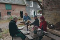 Ein Tag – Auf dem Permakulturhof wachsen im Wesentlichen Nutzpflanzen. Vor allem Gemüse, Salat, Kartoffeln und Obst. Jetzt, im Herbst, steht die Apfelernte an. Die Bäume müssen beschnitten werden. Im Oktober feiert die Kerntruppe der Permakulturgärtner bei einem abendlichen Essen ihr Erntedankfest.