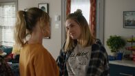Perfect Storm – Isabelle (Christine Beaulieu, li.), Jade (Emi Chicoine, re.)