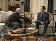 The Big Bang Theory – Verstehen sich prächtig: Sheldon (Jim Parsons, r.) und Mr. Rostenkowski (Casey Sander, l.) ...