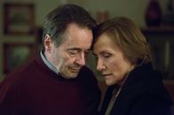 Weissensee – ARD WEISSENSEE, IV. Staffel (6 neue Folgen), Folge 24 "Am Ende des Tages" Uhr im Ersten. Marlene Kupfer (Ruth Reinecke, r.) und ihr Mann Hans (Uwe Kockisch, l.) haben erfahren, dass Dunja Hausmann tot in Paris aufgefunden wurde.
