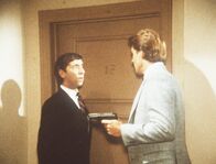 Agentin mit Herz – Lee (Bruce Boxleitner, r.) und der Buchhalter James Brand (Harvey Jason, l.) wollen einen gefürchteten Wirtschaftssaboteur überführen. Keine leichte Aufgabe ...