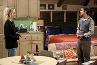 The Big Bang Theory – Penny (Kaley Cuoco, l.) will es nicht auf sich sitzen lassen, als Raj (Kunal Nayyar, r.) die Entdeckung eines neuen Himmelskörpers für sich tituliert, obwohl Penny ihn entdeckt hat ...