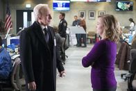 The Strain – Während Palmer (Jonathan Hyde, l.) die Informationen über Abrahams geheime Blutbehandlung braucht, will Justine (Samantha Mathis, r.) New York City nicht kampflos an die Vampire verlieren ...